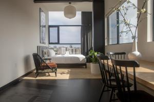 un soggiorno con letto, tavolo e sedie di Abpopa Hillcrest a San Diego