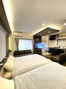 1 dormitorio con 1 cama grande y sala de estar en Frontier 1st Building - Vacation STAY 15474, en Kagoshima