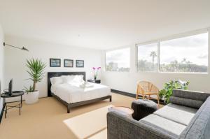 1 dormitorio con 1 cama y 1 sofá en Abpopa Hillcrest en San Diego