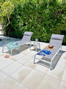 deux chaises et une table sur une terrasse dans l'établissement Casa dos Trevos, 5 Bedroom Villa with Pool, à Lagos