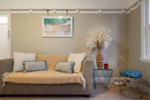 sala de estar con sofá y jarrón en Best location in Manly Harbour view en Sídney