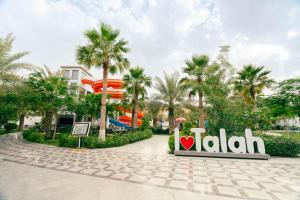 Znak z napisem "Talia" przed ośrodkiem w obiekcie Talah Resort w Rijadzie
