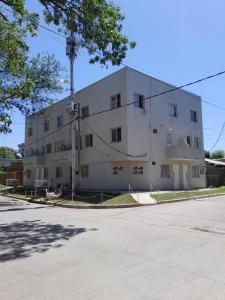 a large white building on the side of a street at hospedaje LH primero E a 15 minutos del aeropuerto ezeiza in Ezeiza