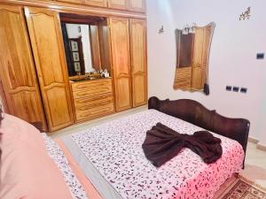 - une chambre avec un lit et des placards en bois dans l'établissement Superb Duplex avec vue jardin, à Tanger