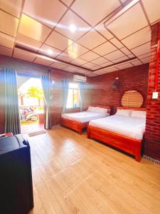 Postel nebo postele na pokoji v ubytování Bình Minh Homestay - Dốc Lết
