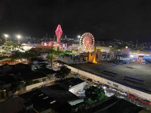 una vista nocturna de un carnaval con una noria en Apartamento em Caruaru a 200m do Pátio do Forró, en Caruaru