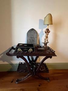 uma mesa com um candeeiro em cima em Casa do Compasso em Farminhão