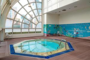 Bazén v ubytování Lotte Hotel Ulsan nebo v jeho okolí