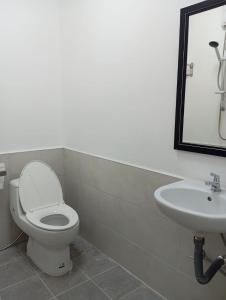 een badkamer met een toilet en een wastafel bij Hotel The Journey Patong New in Patong Beach