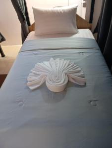 Een bed of bedden in een kamer bij Hotel The Journey Patong New