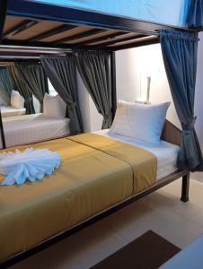 een slaapkamer met 2 stapelbedden in een kamer bij Hotel The Journey Patong New in Patong Beach