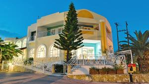 ein Haus mit einem Weihnachtsbaum davor in der Unterkunft Sunrise Zante - Adults Only Hotel in Planos