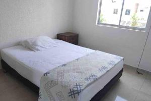 um quarto com uma cama e uma janela em Hermosa Casa en Restrepo, Meta em Restrepo