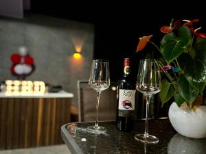 two wine glasses and a bottle of wine on a table at Reserva La Esperanza in Vergara