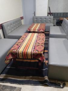 Duas almofadas estão sentadas nas escadas numa sinagoga em Hotel Des voyageur em Uarzazate