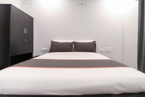 Una cama o camas en una habitación de Hotel O IRA Sathyajyothi Comfort 30 fotos más