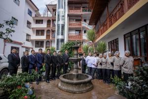 Quechua Hotel Cusco في كوسكو: مجموعة رجال واقفين بجانب النافورة