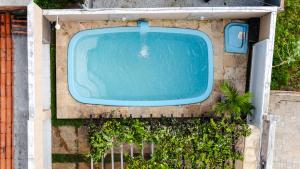 een uitzicht over een zwembad op een gebouw bij Casa no PREÁ COM PISCINA ! in Prea