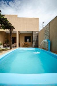 普里亞的住宿－Casa no PREÁ COM PISCINA !，一个带喷泉的大型游泳池