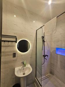 Bilik mandi di Sapphire Residences by Crystal Magodo