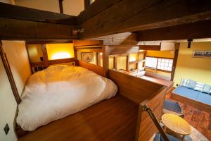 eine Aussicht auf ein Zimmer mit einem Bett in einem Haus in der Unterkunft Kutsukake Stay Naka-Karuizawa in Karuizawa