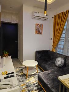 Ruang duduk di Sapphire Residences by Crystal Magodo