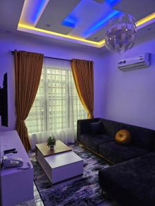 Ruang duduk di Sapphire Residences by Crystal Magodo