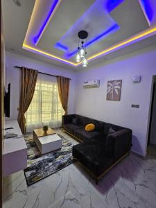 Ruang duduk di Sapphire Residences by Crystal Magodo