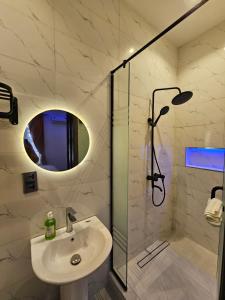 Bilik mandi di Sapphire Residences by Crystal Magodo
