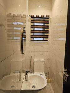 Bilik mandi di Sapphire Residences by Crystal Magodo