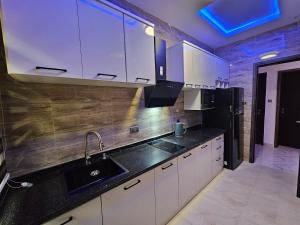 Dapur atau dapur kecil di Sapphire Residences by Crystal Magodo