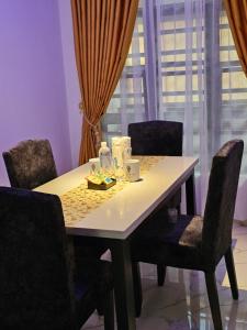 Ruang duduk di Sapphire Residences by Crystal Magodo