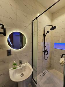 Baðherbergi á Sapphire Residences by Crystal Magodo +29 myndir
