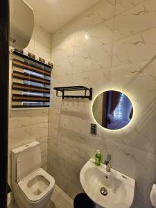 Bilik mandi di Sapphire Residences by Crystal Magodo