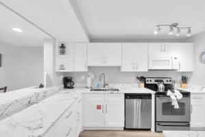 Kuchyň nebo kuchyňský kout v ubytování St John - Downtown Waterfront Penthouse Pool Parking Dock