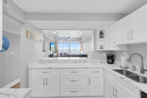 Kuchyň nebo kuchyňský kout v ubytování St John - Downtown Waterfront Penthouse Pool Parking Dock