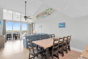 Posezení v ubytování St John - Downtown Waterfront Penthouse Pool Parking Dock + 34 fotografií