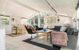 un soggiorno con divano, sedie e tavolo di Pet Friendly Home In Jerup With Wifi a Jerup