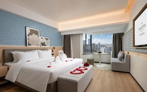 Postel nebo postele na pokoji v ubytování Country Inn & Suite by Radisson, Guangzhou Railway Station Xiaobei