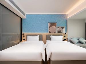 Postel nebo postele na pokoji v ubytování Country Inn & Suite by Radisson, Guangzhou Railway Station Xiaobei