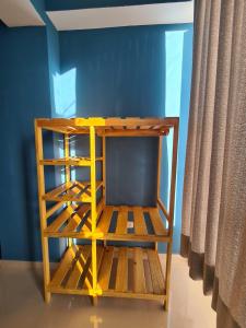 una estantería de madera en una habitación con una pared azul en LIRI House en Oxapampa