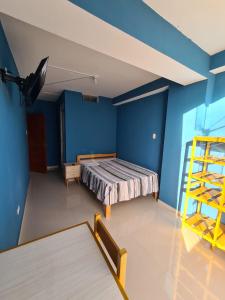 - une chambre avec un lit et une échelle jaune dans l'établissement LIRI House, à Oxapampa
