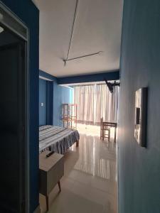 ein Schlafzimmer mit einem Bett und ein Zimmer mit Stühlen in der Unterkunft LIRI House in Oxapampa