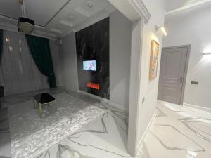 アティラウにあるШикарная ЖК New Cityの大理石の床と椅子のある部屋