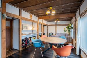 ein Esszimmer mit Tisch und Stühlen in der Unterkunft ゲストハウスくしロコ in Akancho