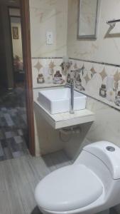 y baño con lavabo y aseo. en TRANSFER VIP HOSTEL, en Lima