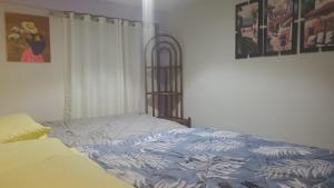 1 dormitorio con cama y cuna en TRANSFER VIP HOSTEL, en Lima