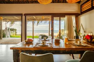 comedor con mesa y vistas al océano en Casa ADOBE Preá - FRENTE MAR!, en Prea