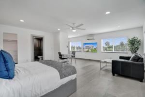 sypialnia z łóżkiem i salon w obiekcie Unique 3-storey Home with Beautiful Lake View w mieście Deerfield Beach