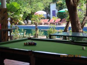 Biliár nebo kulečník v ubytování Bohemiaz Resort and Spa Kampot